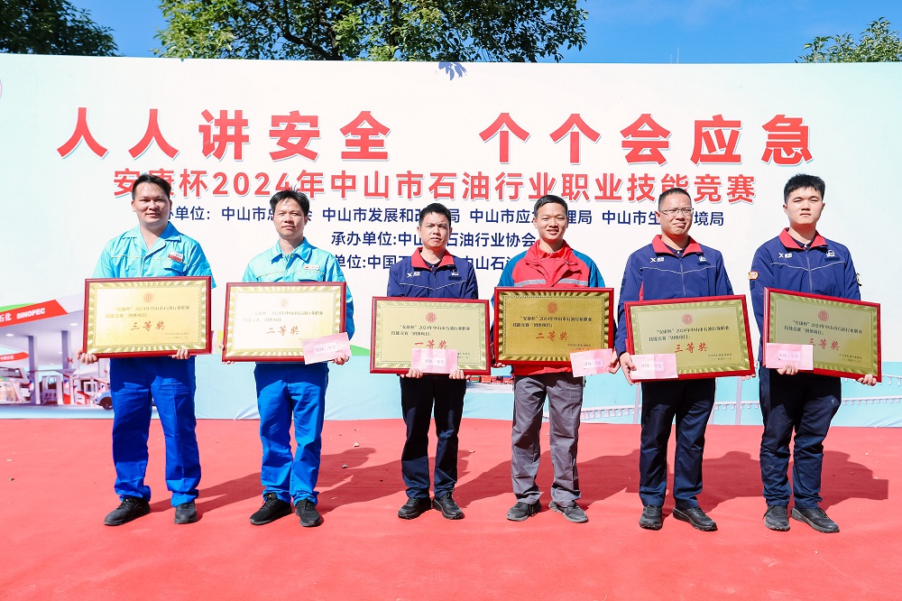 徐克偉董事長與全體員工大合照