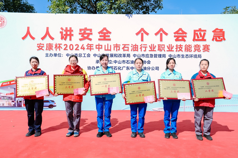 徐克偉董事長與全體員工大合照