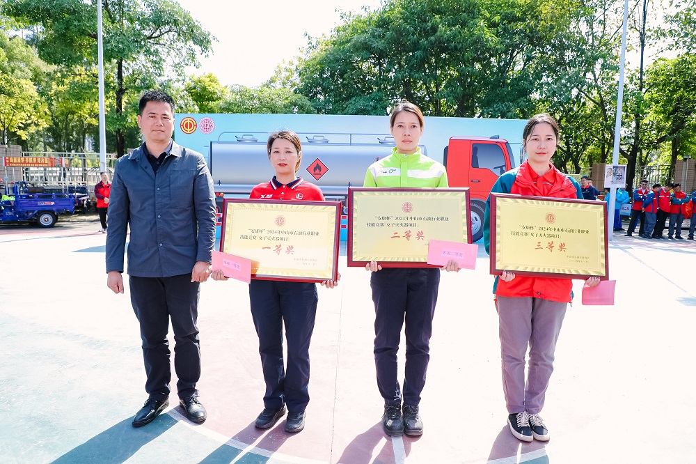 徐克偉董事長與全體員工大合照