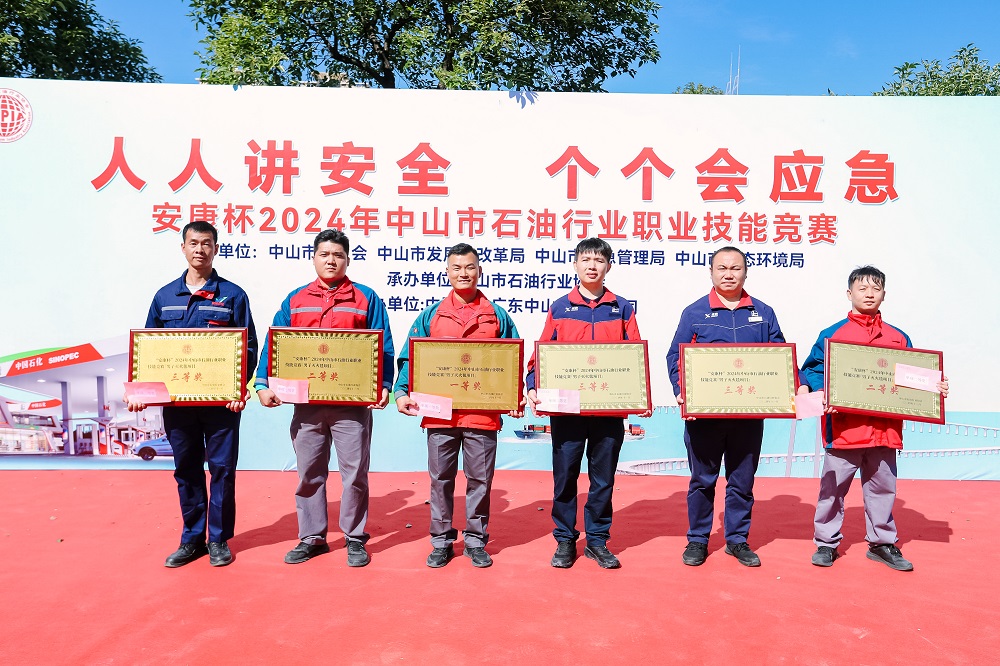 徐克偉董事長與全體員工大合照