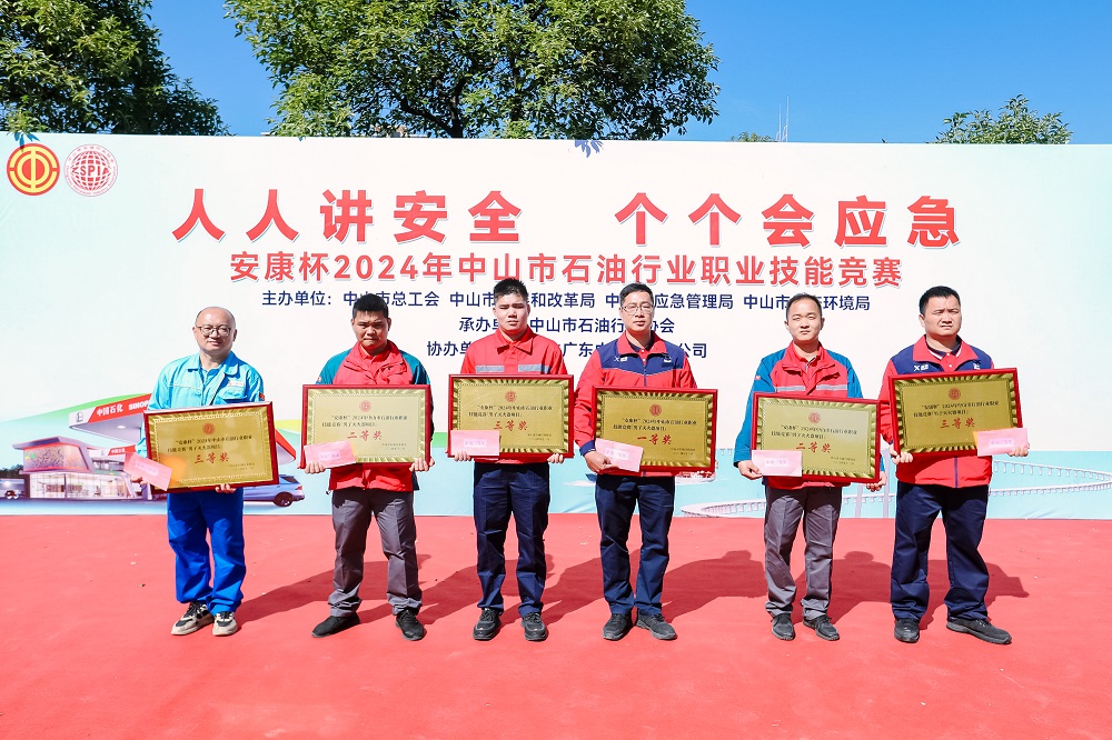 徐克偉董事長與全體員工大合照