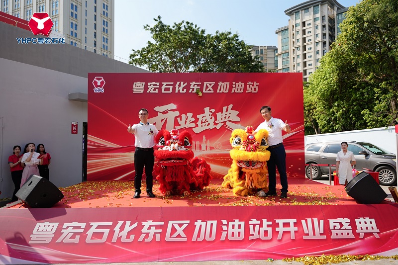 1753147381853266.jpg 董事長(zhǎng)徐克偉先生與舞獅合影.jpg