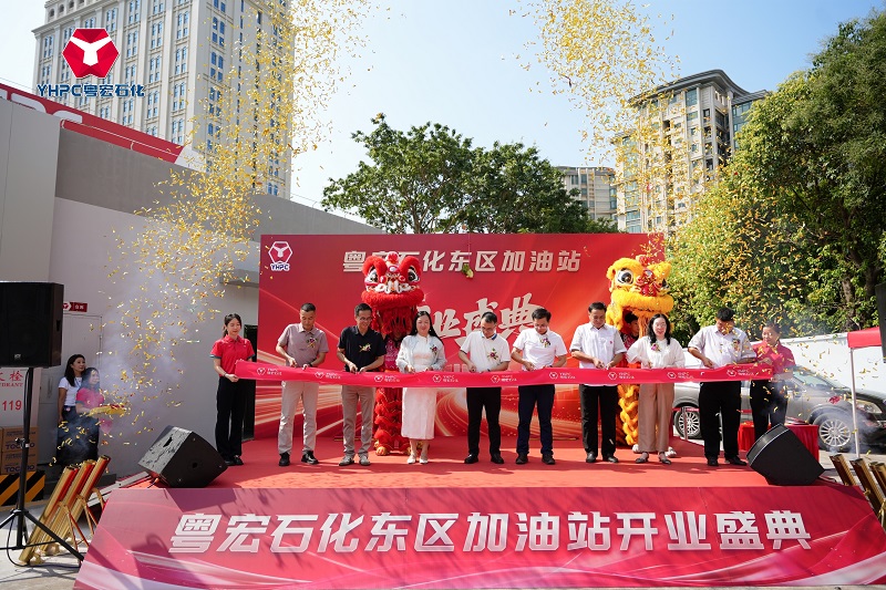 1753147398466542.jpg 董事長(zhǎng)徐克偉先生與各領(lǐng)導(dǎo)進(jìn)行剪彩.jpg