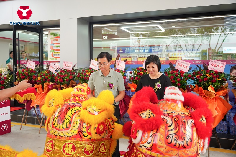 1753147548145809.jpg 董事長(zhǎng)徐克偉先生為舞獅點(diǎn)睛.jpg