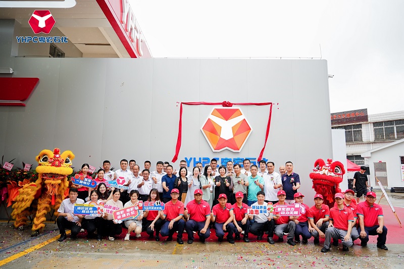 1753147571268723.jpg 董事長(zhǎng)徐克偉先生與出席慶典全體員工留影.jpg